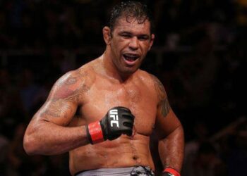 Ex-lutador de MMA, Minotauro surpreende com estudo bíblico