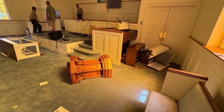 Após igreja ser vandalizada, cristãos oram por criminoso nos EUA: ‘Que conheça a Cristo’