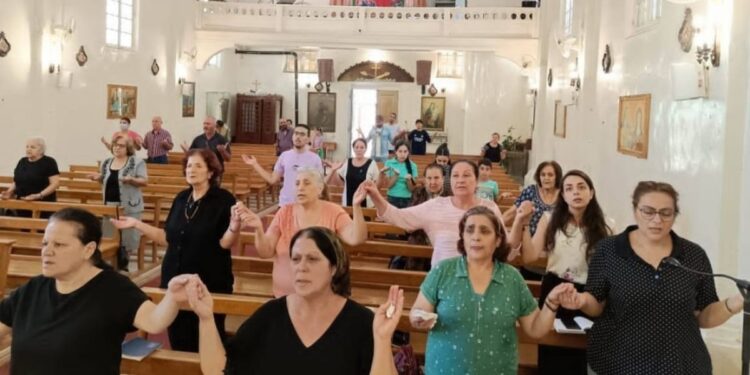 Cristãos se abrigam em igreja durante bombardeios na Síria: “Precisamos de oração”