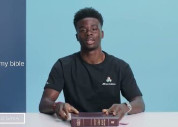 Jogador Bukayo Saka exalta a importância da Bíblia em sua vida