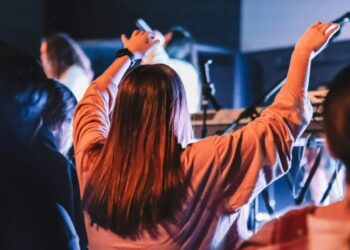 Jovens britânicos estão cada vez mais abertos a Jesus, diz pesquisa