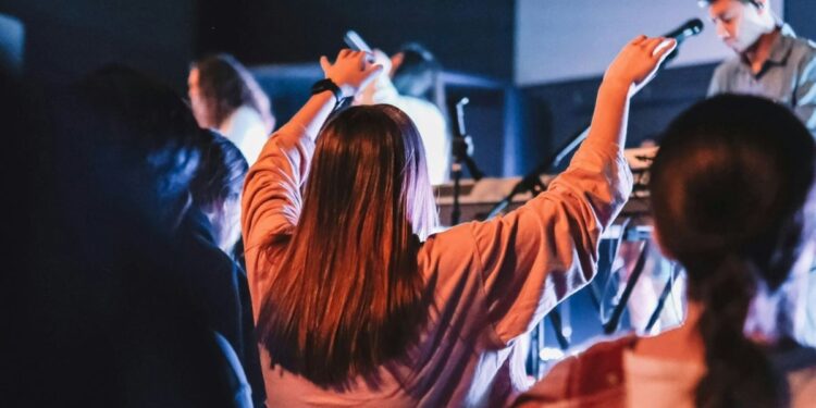 Jovens britânicos estão cada vez mais abertos a Jesus, diz pesquisa