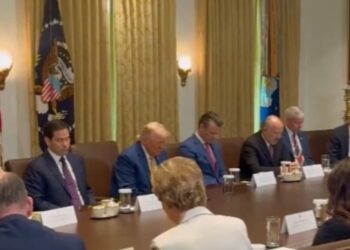 Trump e gabinete oram pelo Texas após enchente devastadora: “Nos capacite para ajudar”