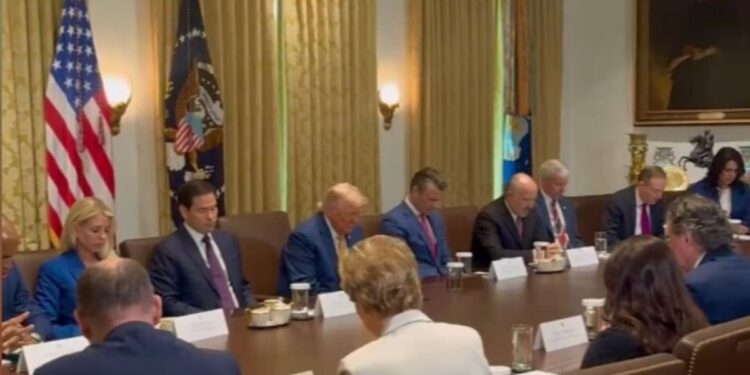 Trump e gabinete oram pelo Texas após enchente devastadora: “Nos capacite para ajudar”