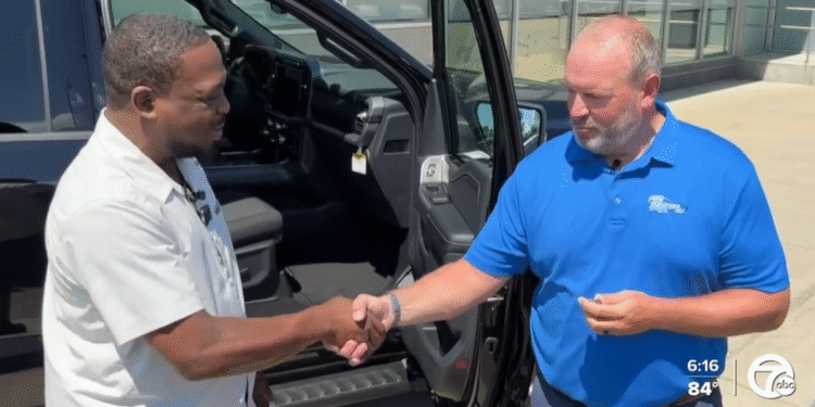 Após ter caminhonete destruída ao salvar igreja de tiroteio, diácono ganha novo veículo