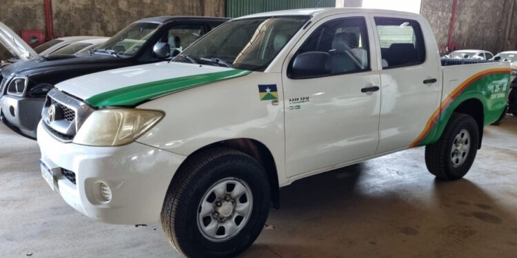 Governo de RO fortalece municipalismo com doação de veículos do Detran-RO para Guajará-Mirim