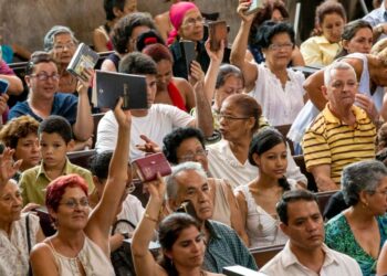 Ex-Estado ateu, Cuba tem aumento de evangélicos e orações em público