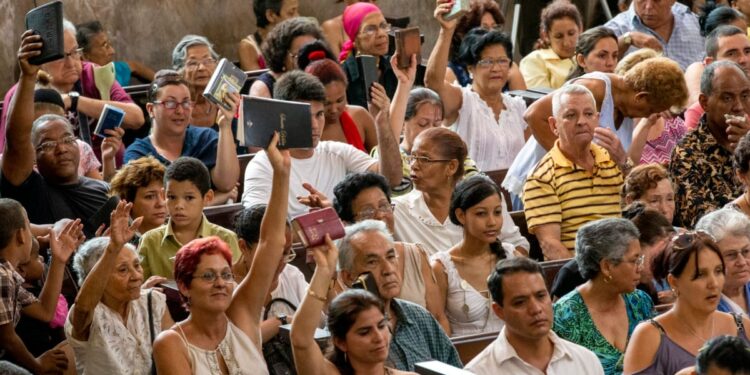 Ex-Estado ateu, Cuba tem aumento de evangélicos e orações em público