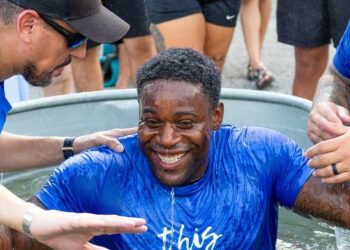 Igreja nos EUA batiza quase 200 pessoas em culto ao ar livre: “Mover de Deus”