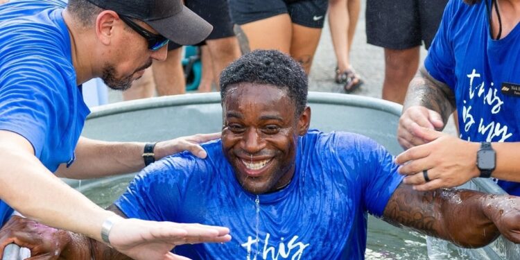 Igreja nos EUA batiza quase 200 pessoas em culto ao ar livre: “Mover de Deus”