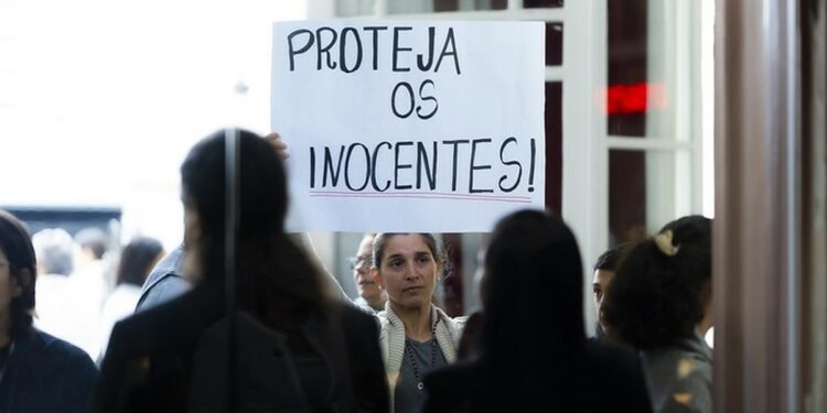 Justiça suspende lei que previa cartazes contra o aborto em unidades de saúde no RJ