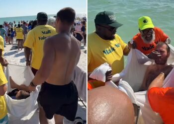 Paralítico é carregado por amigos para se batizar em praia nos EUA