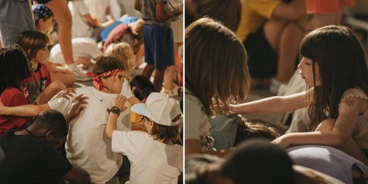 Crianças são tocadas por Deus e oram umas pelas outras em acampamento de férias