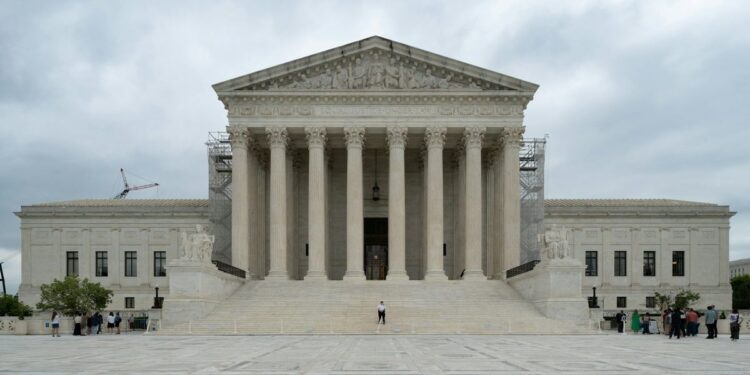 Supremo dos EUA permite que pais religiosos retirem filhos de aulas com livros LGBT