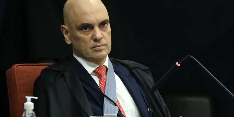 Moraes diz que Eduardo Bolsonaro interfere em processo na Corte
