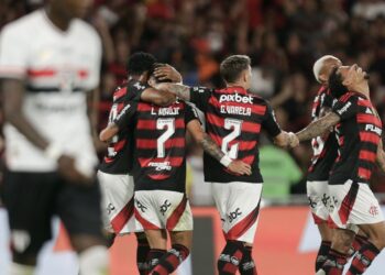 Flamengo vence São Paulo por 2 a 0 no retorno do Brasileiro