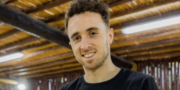 Fãs se reúnem para orar após morte de Diogo Jota e 54 pessoas aceitam Jesus