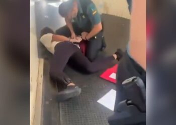 50 crianças judias são retiradas de voo na Espanha após cantarem músicas hebraicas