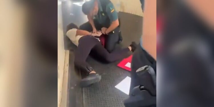 50 crianças judias são retiradas de voo na Espanha após cantarem músicas hebraicas