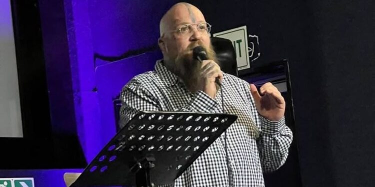 Ex-satanista diz que filhos são protegidos de ataques quando pais oram com autoridade