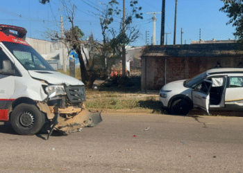 Colisão entre ambulância do Samu e carro deixa acompanhante de paciente ferida em Porto Velho