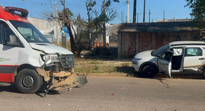 Colisão entre ambulância do Samu e carro deixa acompanhante de paciente ferida em Porto Velho