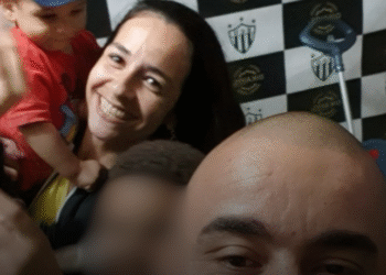 Adolescente que mandou namorado matar a mãe segurou ursinho durante depoimento