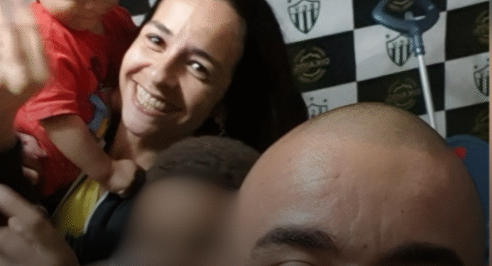 Adolescente que mandou namorado matar a mãe segurou ursinho durante depoimento