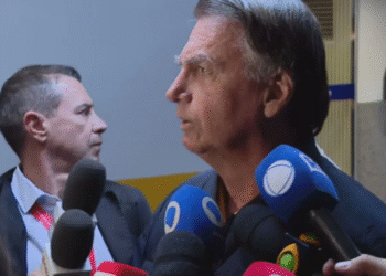 PF apreende pen drive no banheiro e dólares em espécie na casa de Bolsonaro