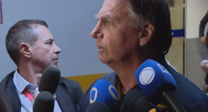 PF apreende pen drive no banheiro e dólares em espécie na casa de Bolsonaro