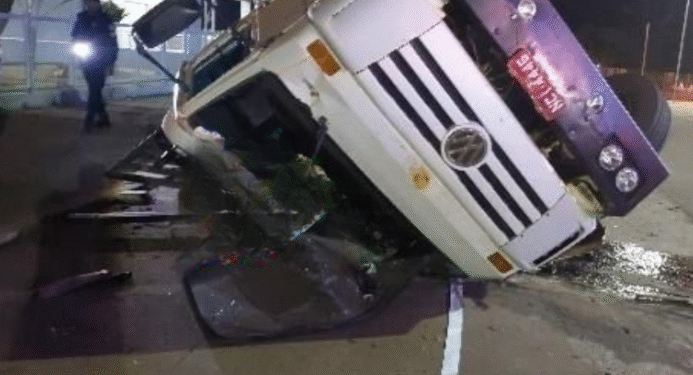 Motorista sem habilitação adequada capota caminhão com madeira ilegal no centro de Porto Velho