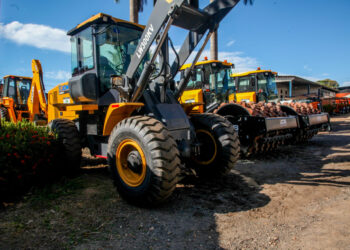 Entrega de implementos e equipamentos agrícolas