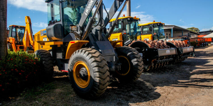Entrega de implementos e equipamentos agrícolas
