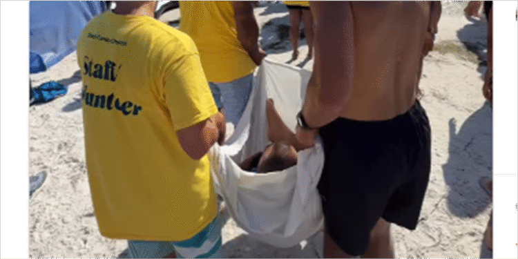 Igreja surpreende e carrega paralítico ao local de batismo