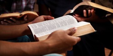 Bíblias são usadas nas igrejas para ajudar na alfabetização de adultos