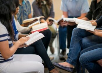 Jovens que estudam a Bíblia são mais felizes, revela pesquisa