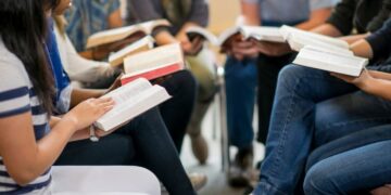 Jovens que estudam a Bíblia são mais felizes, revela pesquisa