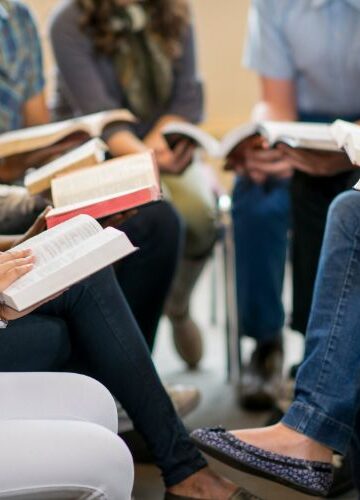 Jovens que estudam a Bíblia são mais felizes, revela pesquisa