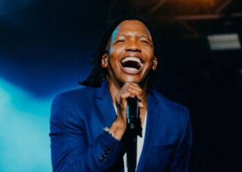 Mais dois homens dizem ter sido abusados por Michael Tait