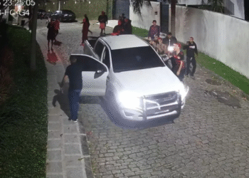 Novas imagens mostram Oruam desafiando a Polícia Civil e partindo para o confronto em frente de casa