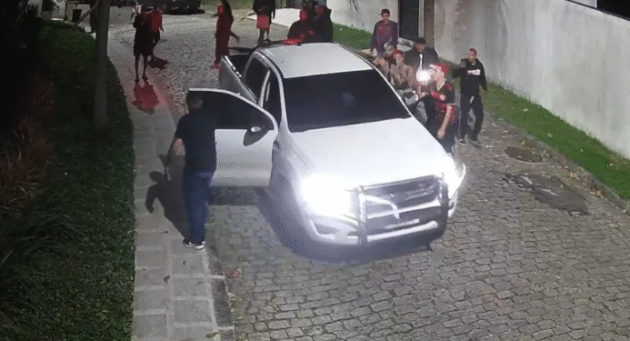 Novas imagens mostram Oruam desafiando a Polícia Civil e partindo para o confronto em frente de casa
