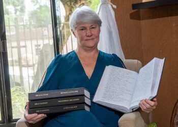 mulher copia Bíblia inteira à mão duas vezes e emociona