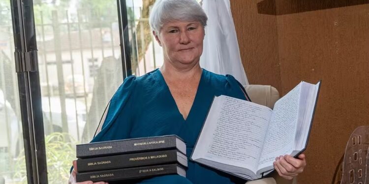 mulher copia Bíblia inteira à mão duas vezes e emociona