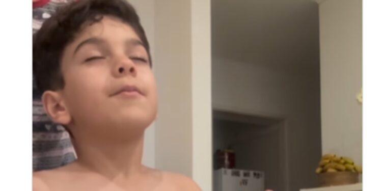 Mãe viraliza com criatividade para ensinar filho o poder da oração
