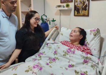 Em coma vigil, Amanda Wanessa recebe Ruthe Dayanne