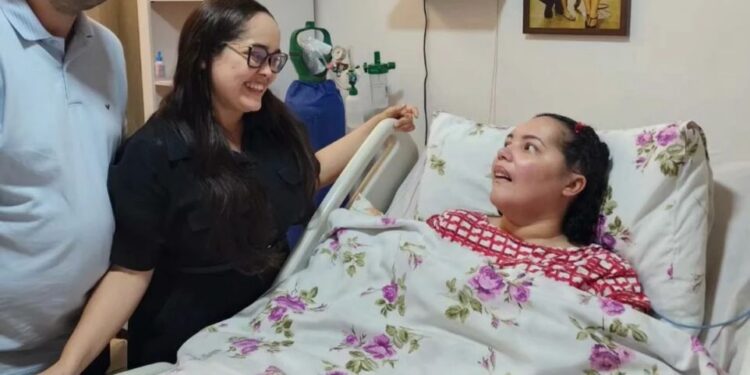 Em coma vigil, Amanda Wanessa recebe Ruthe Dayanne