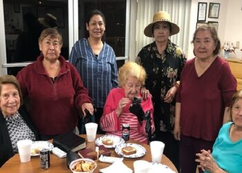 missionária de 85 anos ministra para idosas