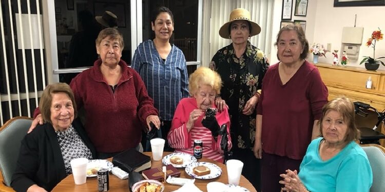 missionária de 85 anos ministra para idosas