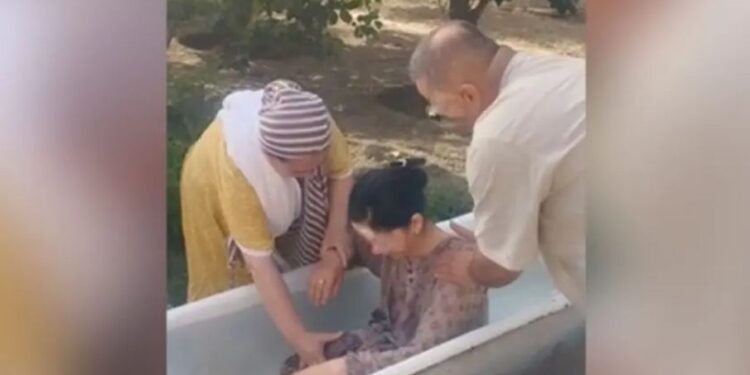 Após ser batizada em segredo na Ásia, estéril testemunha gravidez