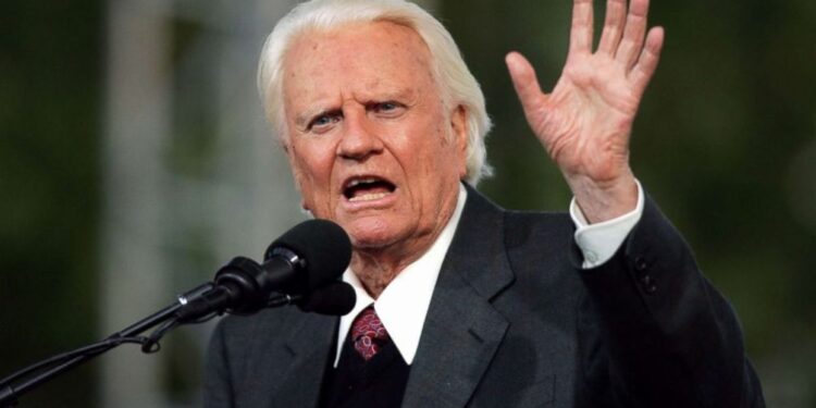 Entidade se desculpa por usar Billy Graham para atacar Trump